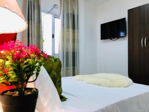 a living room with a white table with flowers on it at Itá Apart in Posadas