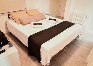 A bed or beds in a room at W3Inn LA LATINA (Cava Baja 30)