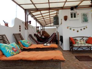 een veranda met 2 bedden en een hangmat bij Villa Altamar in Playas