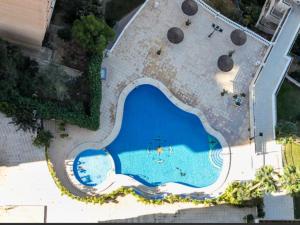 an overhead view of a swimming pool in a resort at ATICO BENIDORM PLANTA 25 in Benidorm