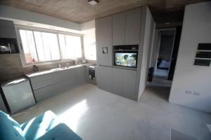 a living room with a tv and a kitchen at Juana Banana Bed and Breakfast in Mendoza