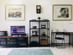 En tv och/eller ett underhållningssystem på Conezion IOI Putrajaya (Rustic Suite, 3 Bedrooms, 2 Baths, WiFi, Pool & City View) by MRK