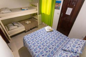 a small room with a bed and bunk beds at Pousada E Restaurante Passart in Morro de São Paulo