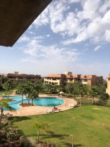 vista para uma piscina num resort em Luxury apartment Prestigia em Marrakech