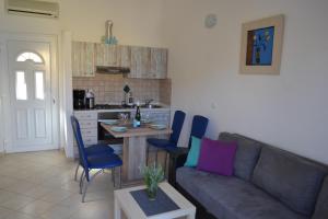 salon z kanapą i stołem z krzesłami w obiekcie Apartment Din w mieście Banjole