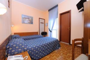 Postel nebo postele na pokoji v ubytování Hotel Frate Sole + 30 fotografií
