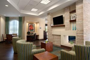 een wachtkamer met stoelen en een flatscreen-tv bij Independence 47 Hotel in Scottsdale