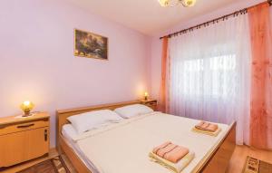 sypialnia z łóżkiem i dwoma ręcznikami na nim w obiekcie Apartman Dujmić w mieście Kornić