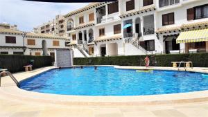 una piscina frente a un edificio en Cosy Bungalow Near Beach, en Torrevieja