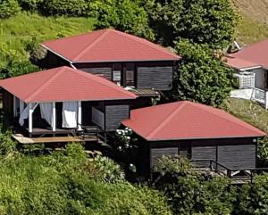 德豪特漁村的住宿－Les lofts Edouard，享有红色屋顶房屋的顶部景色
