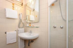 Koupelna v ubytování Hotel Frate Sole