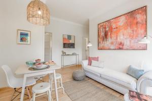 sala de estar con sofá blanco y mesa en Sunny, Bright and Quiet Apartment, By TimeCooler, en Lisboa