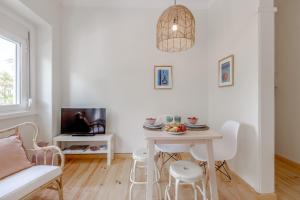 Zdjęcie z galerii obiektu Sunny, Bright and Quiet Apartment, By TimeCooler w Lizbonie