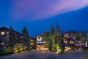 un lodge con parcheggio di fronte a un edificio di Snow King Resort a Jackson