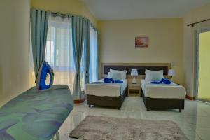 Un pat sau paturi într-o cameră la Fenns Cozy Apartment - Nyali