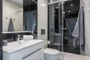 łazienka z umywalką, toaletą i prysznicem w obiekcie P&O Apartments Zgoda w Warszawie