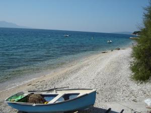 布里斯的住宿－Apartment Danka - at the beach，坐在海边的船只