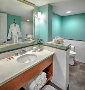 A bathroom at Surfsand Resort