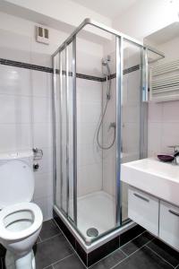 une salle de bains avec douche, toilettes et lavabo dans l'établissement Wohnung im Herzen der Turracher Höhe, à Brandstätter
