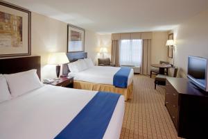 En eller flere senge i et værelse på Holiday Inn Express Hotel & Suites Rochester, an IHG Hotel