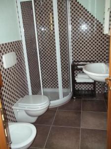 マリーナ・ディ・アンドーラにあるAgriturismo Rio Castelloのバスルーム(トイレ、洗面台付)