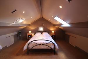 1 dormitorio con 1 cama en un ático con luces en La Roseraie, en Yvetot Bocage