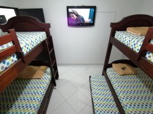 Una cama o camas en una habitación de Hermoso apartamento cómodo y tranquilo cerca a todo en Guatapé por días 22 fotos más