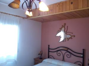 A bed or beds in a room at Casa Rural Santa Bárbara