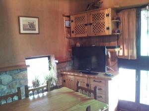En tv och/eller ett underhållningssystem på Casa Rural Santa Bárbara