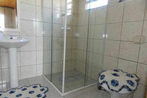 a bathroom with a shower and a sink at Pousada Cristal de Gelo in Urubici