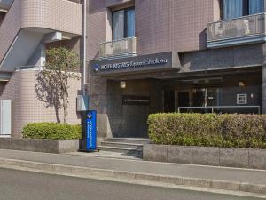 un edificio con una señal delante de él en HOTEL MYSTAYS Kiyosumi Shirakawa en Tokio