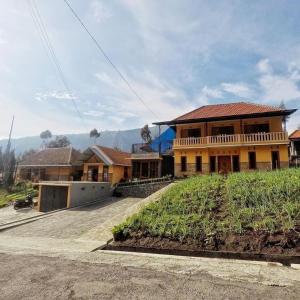 una casa en la cima de una colina con un patio en Homestay Lereng Bromo, en Bromo