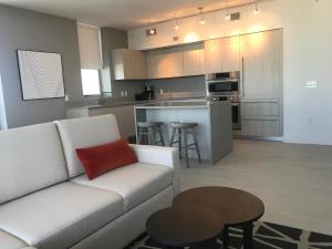 Una sala de estar con un sofá blanco y una cocina. en Hide House, en Hollywood
