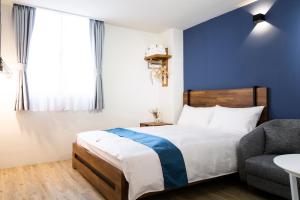 Postel nebo postele na pokoji v ubytování 沐藍輕旅 Mulan Light Inn I 海安路住宿