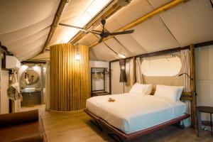 Posteľ alebo postele v izbe v ubytovaní Lala Mukha Tented Resort Khao Yai
