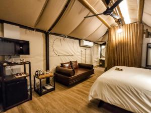 Posteľ alebo postele v izbe v ubytovaní Lala Mukha Tented Resort Khao Yai