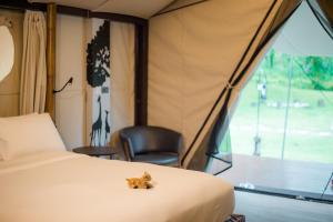 Posteľ alebo postele v izbe v ubytovaní Lala Mukha Tented Resort Khao Yai