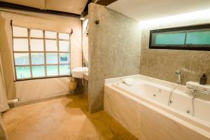 Kúpeľňa v ubytovaní Lala Mukha Tented Resort Khao Yai