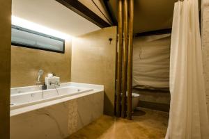 Kúpeľňa v ubytovaní Lala Mukha Tented Resort Khao Yai