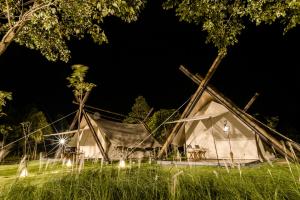 Vonkajšia záhrada v ubytovaní Lala Mukha Tented Resort Khao Yai