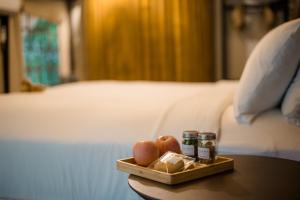 Posteľ alebo postele v izbe v ubytovaní Lala Mukha Tented Resort Khao Yai