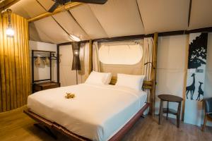 Posteľ alebo postele v izbe v ubytovaní Lala Mukha Tented Resort Khao Yai