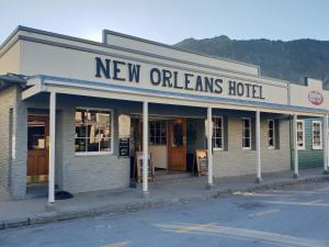 een hotel in New Orleans op de hoek van een straat bij New Orleans Hotel in Arrowtown