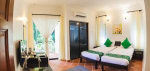 Rúm í herbergi á Anjungan Beach Resort