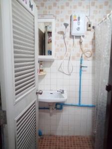 Bathroom sa Ban Kru Ae mixed dorm