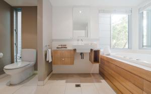 Ett badrum på Noosa Residences