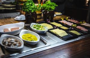 ein Buffet mit vielen verschiedenen Speisen auf einem Tisch in der Unterkunft Hotel Sommelo in Kouvola