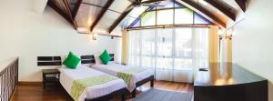 Rúm í herbergi á Anjungan Beach Resort