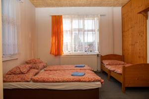 Posteľ alebo postele v izbe v ubytovaní Apartmány U Kocoura pod Klínovcem
