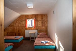 Posteľ alebo postele v izbe v ubytovaní Apartmány U Kocoura pod Klínovcem